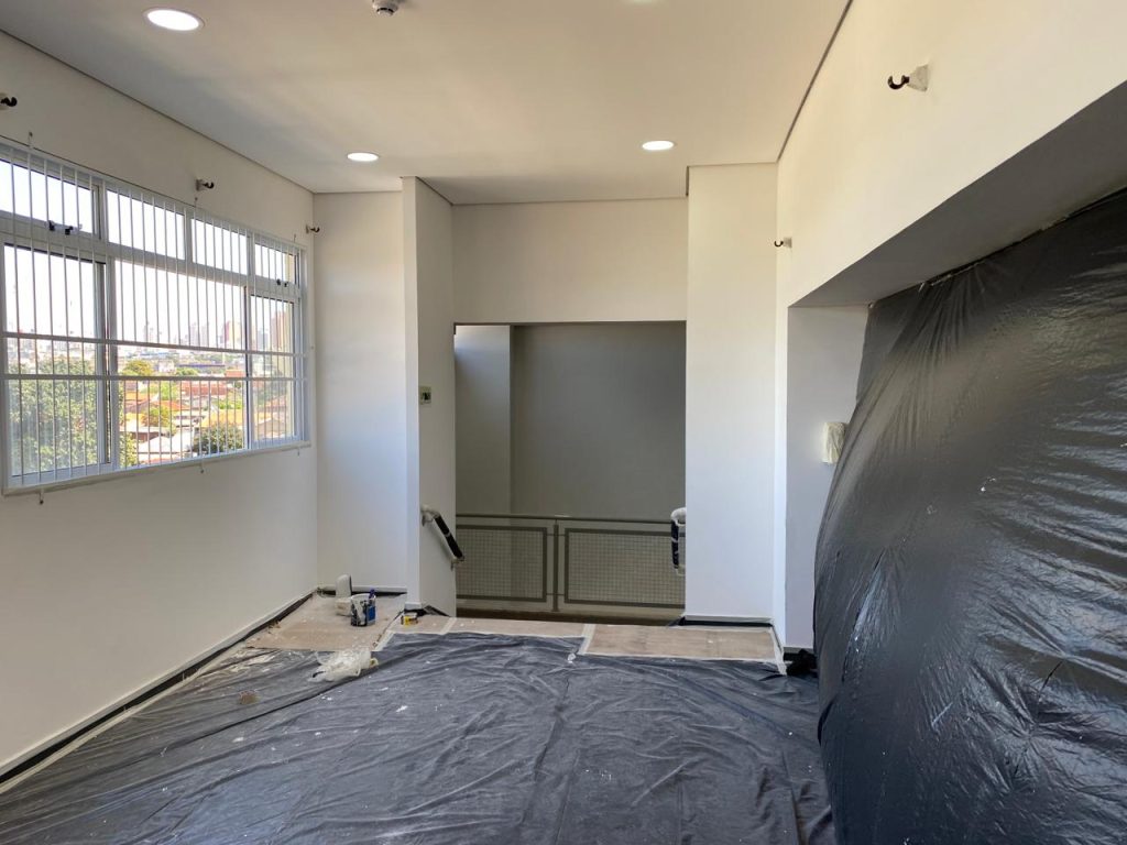 Manutenção de pintura do auditório e saídas de emergência