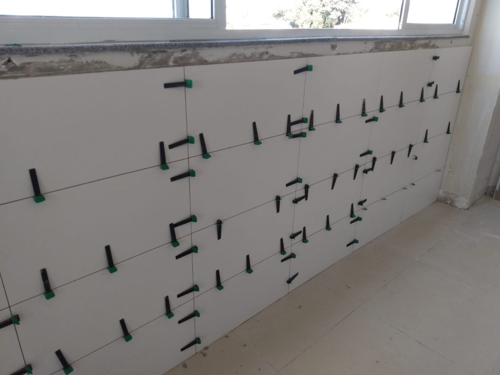 Instalação de revestimento porcelanato em laboratório